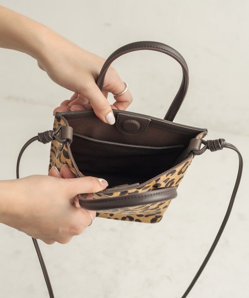 CAPRICIEUX LE'MAGE（カプリシューレマージュ）の「ハラコクロスボディバッグ（ショルダーバッグ・レディース・ブラック/キャメル・ONESIZE）」の5枚目の写真