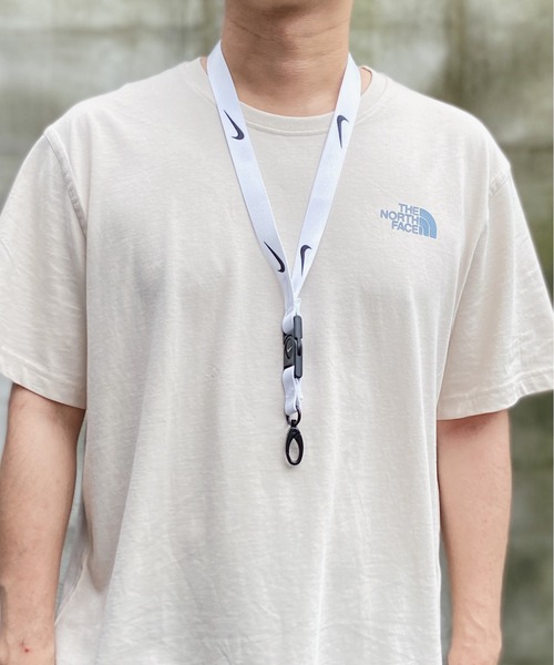 NIKE(ナイキ)の「NIKE ナイキ / プレミアムランヤード ストラップ(ネックレス・メンズ・ブルー/ホワイト/ブラック/レッド・FREE)」の2枚目の写真