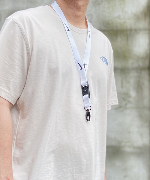 NIKE(ナイキ)の「NIKE ナイキ / プレミアムランヤード ストラップ(ネックレス・メンズ・ブルー/ホワイト/ブラック/レッド・FREE)」の9枚目の写真