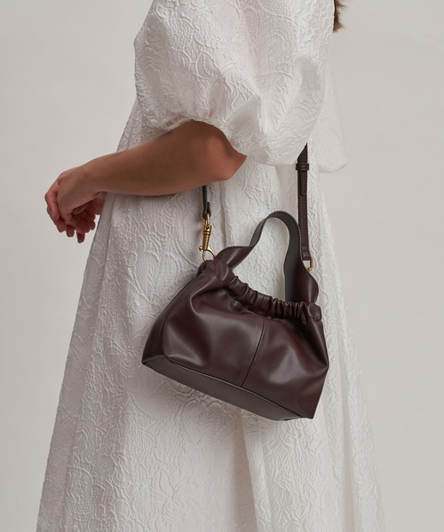 CHARLES & KEITH(チャールズ & キース)の「Ally アリー ルーシュドスローチーバッグ(ショルダーバッグ・レディース・ベージュ/ブラック/バーガンディー/ライトベージュ・S)」の4枚目の写真