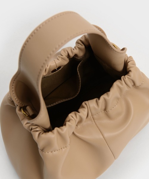 CHARLES & KEITH(チャールズ & キース)の「Ally アリー ルーシュドスローチーバッグ(ショルダーバッグ・レディース・ベージュ/ブラック/バーガンディー/ライトベージュ・S)」の5枚目の写真