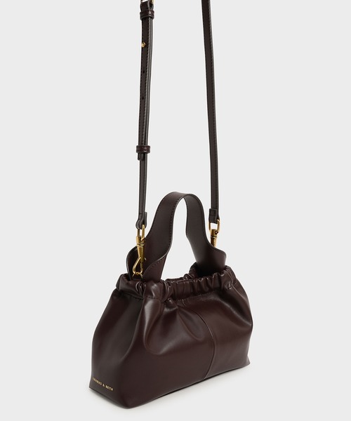 CHARLES & KEITH(チャールズ & キース)の「Ally アリー ルーシュドスローチーバッグ(ショルダーバッグ・レディース・ベージュ/ブラック/バーガンディー/ライトベージュ・S)」の6枚目の写真