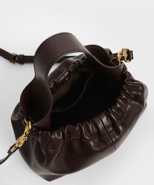 CHARLES & KEITH(チャールズ & キース)の「Ally アリー ルーシュドスローチーバッグ(ショルダーバッグ・レディース・ベージュ/ブラック/バーガンディー/ライトベージュ・S)」の13枚目の写真