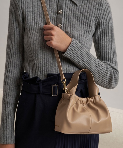 CHARLES & KEITH(チャールズ & キース)の「Ally アリー ルーシュドスローチーバッグ(ショルダーバッグ・レディース・ベージュ/ブラック/バーガンディー/ライトベージュ・S)」の22枚目の写真