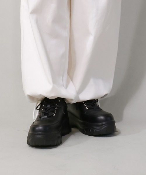 SPINNS（スピンズ）の「フェイクレザー ハイソールダッドスニーカー（スニーカー・メンズ・ブラック・26cm/27cm）」の14枚目の写真