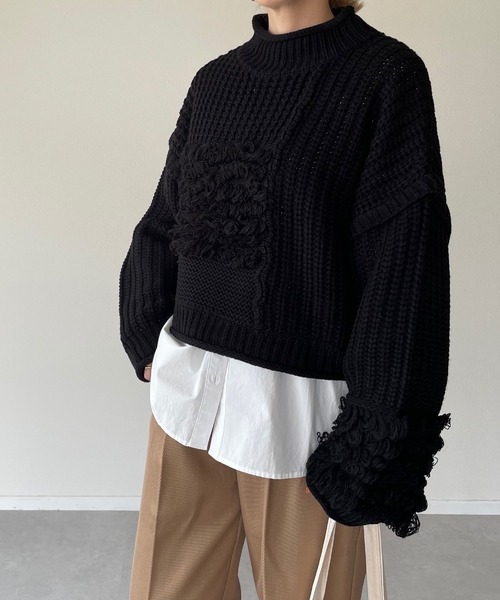 y/m by misato（イムバイミサト）の「編地切り替えショート丈ニットトップス（ニット/セーター・レディース・グレイッシュベージュ/ブラック・FREE）」の2枚目の写真