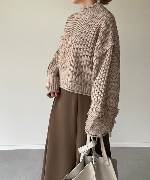 y/m by misato（イムバイミサト）の「編地切り替えショート丈ニットトップス（ニット/セーター・レディース・グレイッシュベージュ/ブラック・FREE）」の5枚目の写真