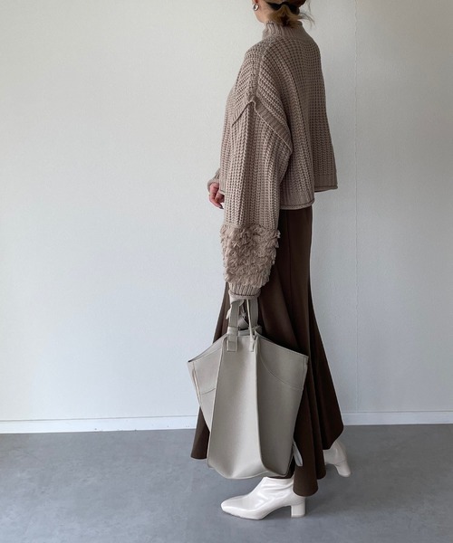 y/m by misato（イムバイミサト）の「編地切り替えショート丈ニットトップス（ニット/セーター・レディース・グレイッシュベージュ/ブラック・FREE）」の4枚目の写真