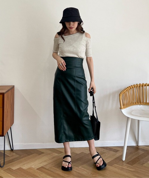 EPIMI E'PIMMY（エピミエピミー）の「フェイクレザーカマーバンドナロースカート（スカート・レディース・ブラック/グリーン/グレイッシュベージュ・MEDIUM）」の17枚目の写真