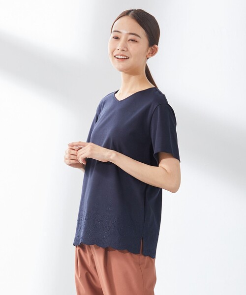 J.PRESS(ジェイプレス)の「【UVケア・接触冷感】コンパクトコットンスムース 裾刺繍 カットソー(Tシャツ/カットソー・レディース・ホワイト系/グレー系/ベージュ系/ネイビー系・T13/T15)」の4枚目の写真