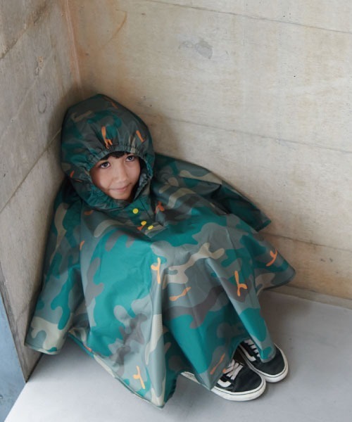 392 plusm（サンキューニプリュスエム）の「Kids Rain Poncho - camouflage - 641988（レインコート/ポンチョ・キッズ・ベージュ/グリーン・M）」の2枚目の写真