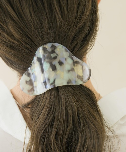 SMELLY(スメリー)の「ウェーブワイドハサミバンス(バレッタ/ヘアクリップ・レディース・ベージュ/グリーン/グレー系その他・-)」の6枚目の写真