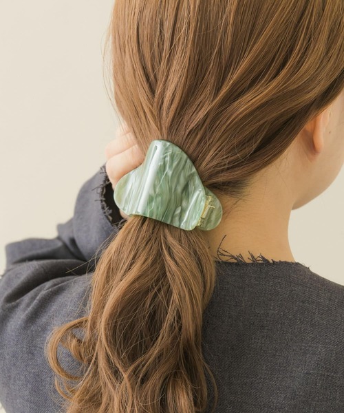 SMELLY(スメリー)の「ウェーブワイドハサミバンス(バレッタ/ヘアクリップ・レディース・ベージュ/グリーン/グレー系その他・-)」の11枚目の写真