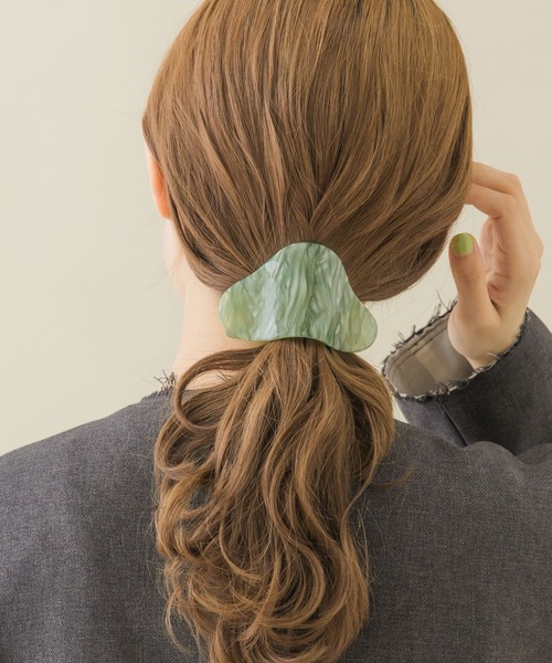 SMELLY(スメリー)の「ウェーブワイドハサミバンス(バレッタ/ヘアクリップ・レディース・ベージュ/グリーン/グレー系その他・-)」の12枚目の写真