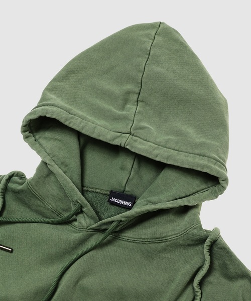 JAQUEMUS(ジャックムス)の「LE SWEATSHIRT CAMARGUE(パーカー・メンズ・ブラウン/ダークグリーン・M/L)」の3枚目の写真