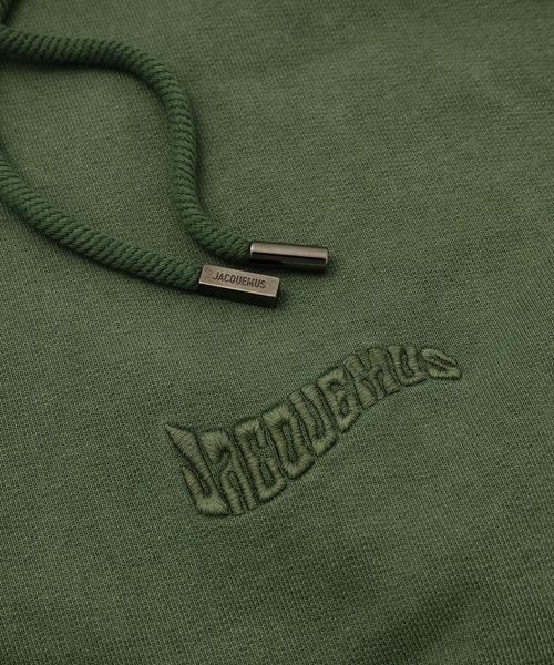 JAQUEMUS(ジャックムス)の「LE SWEATSHIRT CAMARGUE(パーカー・メンズ・ブラウン/ダークグリーン・M/L)」の4枚目の写真