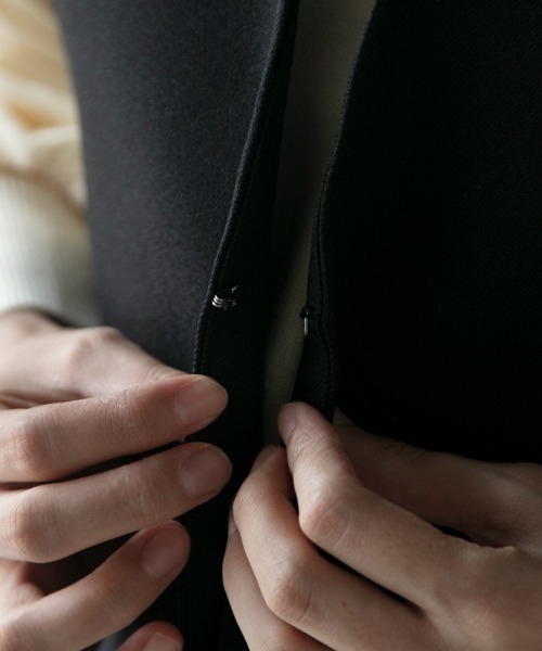 M.deux(エムドゥ)の「サイドボタンカラーレスジレ(ベスト・レディース・ベージュ/ブラック・MEDIUM)」の13枚目の写真