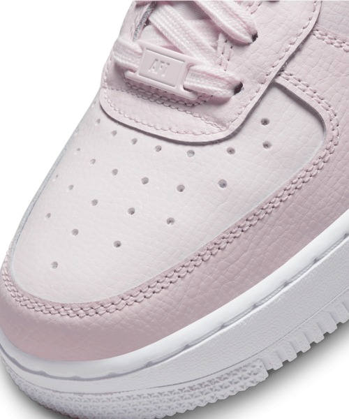 NIKE（ナイキ）の「ナイキ エア フォース 1 '07 ウィメンズシューズ / Nike Air Force 1 '07 Women's Shoes（スニーカー・レディース・ベビーピンク・24.5/25/22.5/23.5/26.5/25.5/24/23/26）」の8枚目の写真