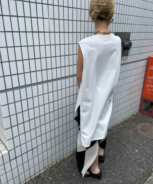 AIC.（エーアイシー）の「サイドスリットオーバーサイズタンクトップ/綿100%/ヘビーウェイト/7.8オンス（Tシャツ/カットソー・レディース・ブラック/オフホワイト/グレイッシュベージュ/その他・FREE）」の5枚目の写真