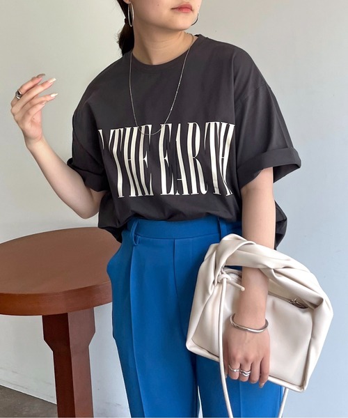 prose verse（プロズヴェール）の「ロゴプリントラウンドヘムTシャツ（Tシャツ/カットソー・レディース・チャコール/オフホワイト・MEDIUM）」の2枚目の写真