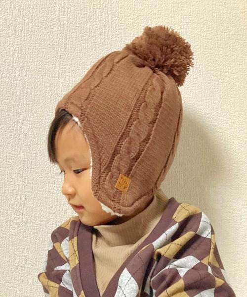 Kids Foret(キッズフォーレ)の「耳付アクリルケーブルニット帽子(ニットキャップ/ビーニー・キッズ・ブラック/ラベンダー/ブラウン/グレー・53/56/49)」の4枚目の写真