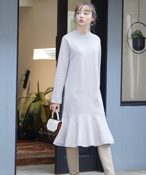 couture brooch（クチュールブローチ）の「◆【オフィス・通勤もOK】裾ペプラムニットワンピース（ワンピース・レディース・ライトグレー/ブラック/ブラウン系・38/42）」の4枚目の写真