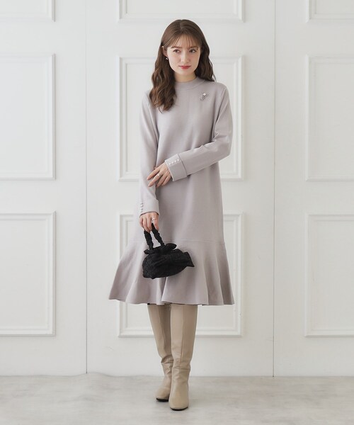 couture brooch（クチュールブローチ）の「◆【オフィス・通勤もOK】裾ペプラムニットワンピース（ワンピース・レディース・ライトグレー/ブラック/ブラウン系・38/42）」の5枚目の写真