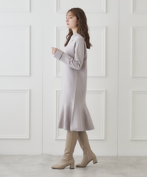 couture brooch（クチュールブローチ）の「◆【オフィス・通勤もOK】裾ペプラムニットワンピース（ワンピース・レディース・ライトグレー/ブラック/ブラウン系・38/42）」の6枚目の写真