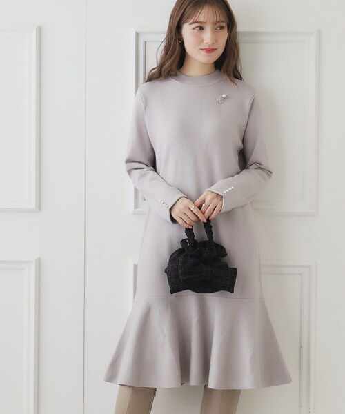 couture brooch（クチュールブローチ）の「◆【オフィス・通勤もOK】裾ペプラムニットワンピース（ワンピース・レディース・ライトグレー/ブラック/ブラウン系・38/42）」の9枚目の写真