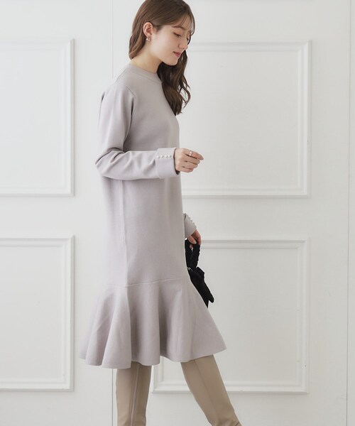 couture brooch（クチュールブローチ）の「◆【オフィス・通勤もOK】裾ペプラムニットワンピース（ワンピース・レディース・ライトグレー/ブラック/ブラウン系・38/42）」の11枚目の写真