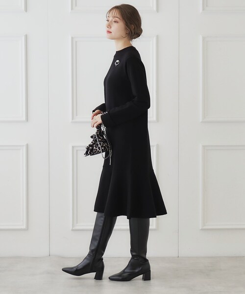 couture brooch（クチュールブローチ）の「◆【オフィス・通勤もOK】裾ペプラムニットワンピース（ワンピース・レディース・ライトグレー/ブラック/ブラウン系・38/42）」の18枚目の写真