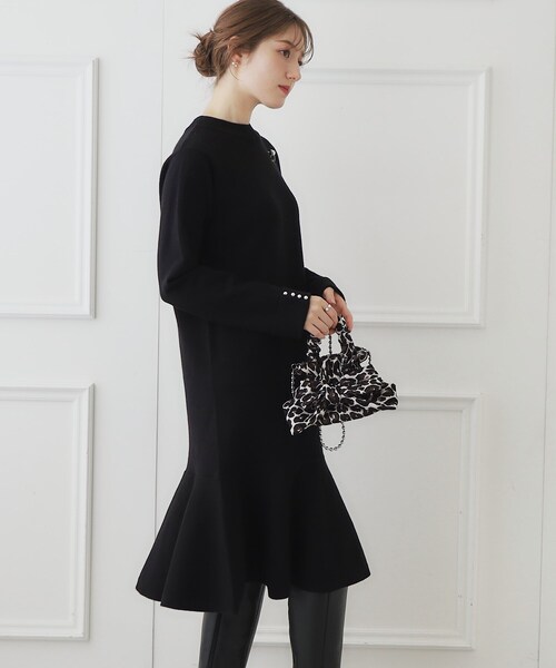 couture brooch（クチュールブローチ）の「◆【オフィス・通勤もOK】裾ペプラムニットワンピース（ワンピース・レディース・ライトグレー/ブラック/ブラウン系・38/42）」の2枚目の写真