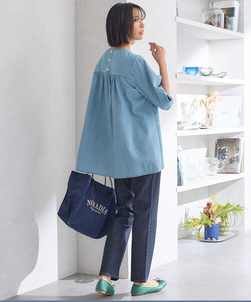 23区(ニジュウサンク)の「【Oggi4月号掲載/洗える】23区DENIM ライトダンガリー ブラウス(シャツ/ブラウス・レディース・スカイブルー系/ターコイズブルー系・48/46/44)」の11枚目の写真