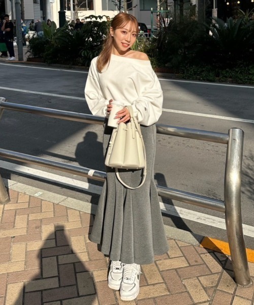 rienda(リエンダ)の「【WEB限定】オフショルスウェットトップス(スウェット・レディース・ブラック/ホワイト・FREE)」の11枚目の写真