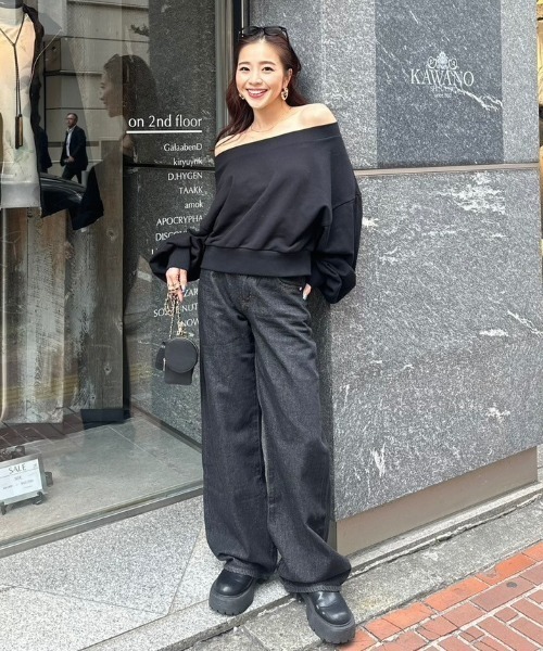 rienda(リエンダ)の「【WEB限定】オフショルスウェットトップス(スウェット・レディース・ブラック/ホワイト・FREE)」の7枚目の写真