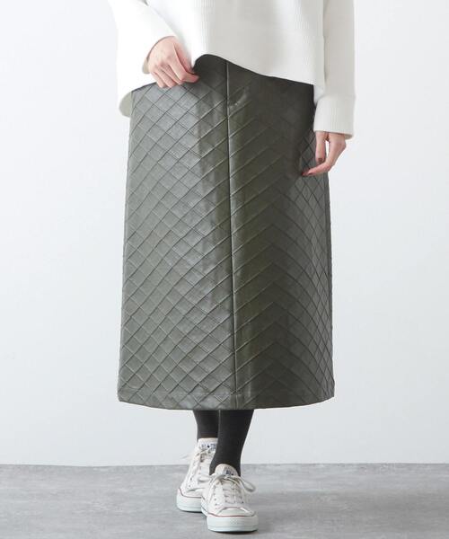 MELROSE claire(メルローズ クレール)の「品のある微光沢フェイクレザーキルティングスカート(スカート・レディース・カーキ/グレー/ホワイト・FREE)」の3枚目の写真
