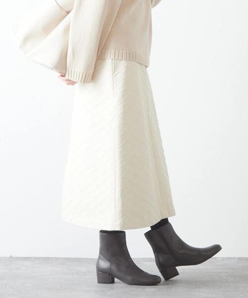 MELROSE claire(メルローズ クレール)の「品のある微光沢フェイクレザーキルティングスカート(スカート・レディース・カーキ/グレー/ホワイト・FREE)」の4枚目の写真