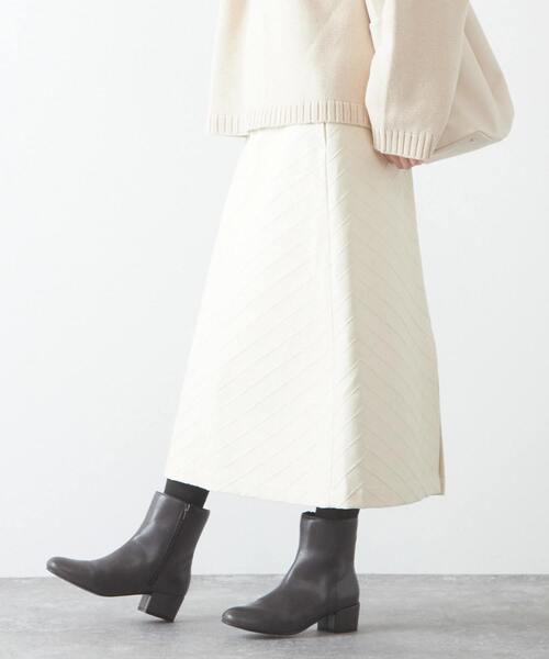 MELROSE claire(メルローズ クレール)の「品のある微光沢フェイクレザーキルティングスカート(スカート・レディース・カーキ/グレー/ホワイト・FREE)」の6枚目の写真