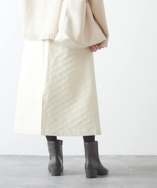 MELROSE claire(メルローズ クレール)の「品のある微光沢フェイクレザーキルティングスカート(スカート・レディース・カーキ/グレー/ホワイト・FREE)」の9枚目の写真
