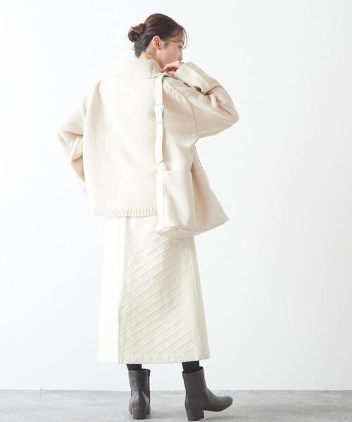 MELROSE claire(メルローズ クレール)の「品のある微光沢フェイクレザーキルティングスカート(スカート・レディース・カーキ/グレー/ホワイト・FREE)」の11枚目の写真