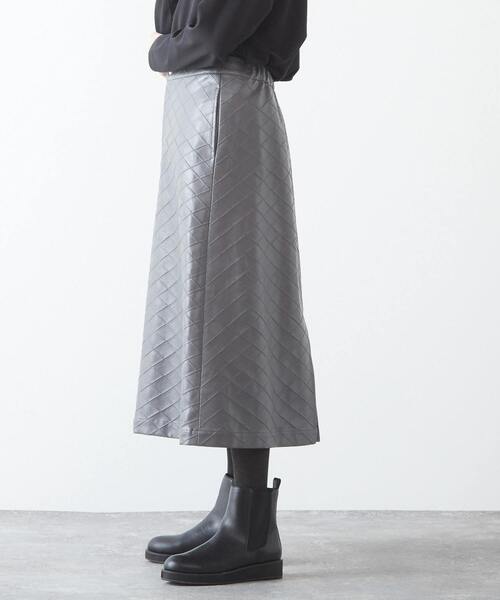 MELROSE claire(メルローズ クレール)の「品のある微光沢フェイクレザーキルティングスカート(スカート・レディース・カーキ/グレー/ホワイト・FREE)」の22枚目の写真