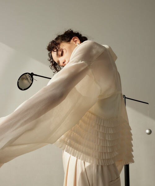 EMMEL REFINES（エメルリファインズ）の「＜EMMEL REFINES＞EM シアープリーツ 2WAY シャツ（シャツ/ブラウス・レディース・オフホワイト/ブラック・FREE）」の3枚目の写真