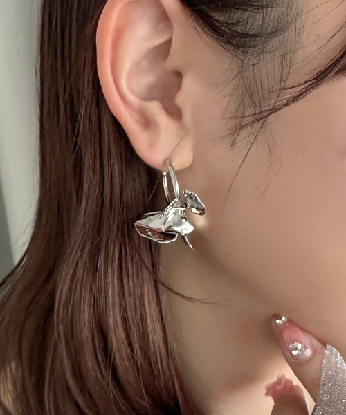 apres jour clair(アプレジュールクレア)の「【apres jour clair×ARIAZ】フラワーモチーフピアス(ピアス(両耳用)・レディース・ゴールド/シルバー・FREE)」の2枚目の写真