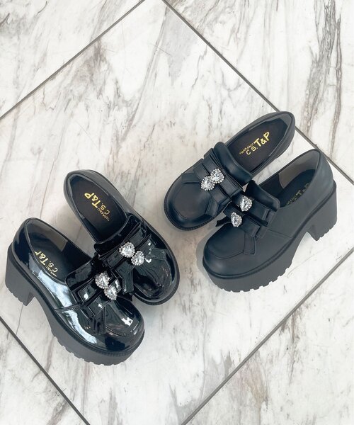 cs T&P(シーエスティーアンドピー)の「ビジューハート付ダブルリボン厚底パンプス(パンプス・レディース・ブラック/ブラック系1・LL/L/M/S)」の4枚目の写真