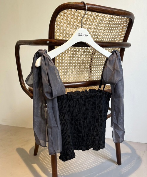 one after another NICE CLAUP（ワンアフターアナザーナイスクラップ）の「リボン取り外し可/シャーリングビスチェ（キャミソール・レディース・ブラック/オフホワイト/ホワイト系その他/ブラック系その他・FREE）」の2枚目の写真