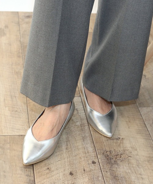 Fin（フィン）の「Vカットフラットシューズ【低反発スポンジ入り】（パンプス・レディース・ブラック/シルバー/ゴールド/パイソン・22.5cm/23cm/23.5cm/24cm/24.5cm）」の21枚目の写真