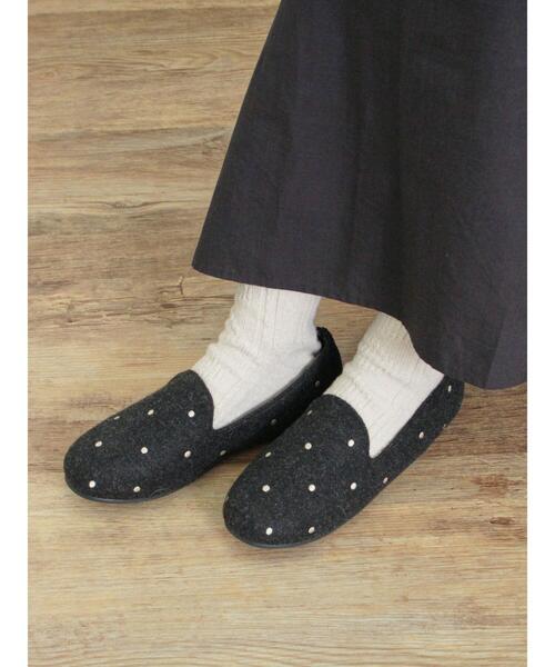 Samansa Mos2(サマンサ モスモス)の「ドット刺繍オペラシューズ(ドレスシューズ・レディース・ベージュ/チャコールグレー・L/M)」の2枚目の写真