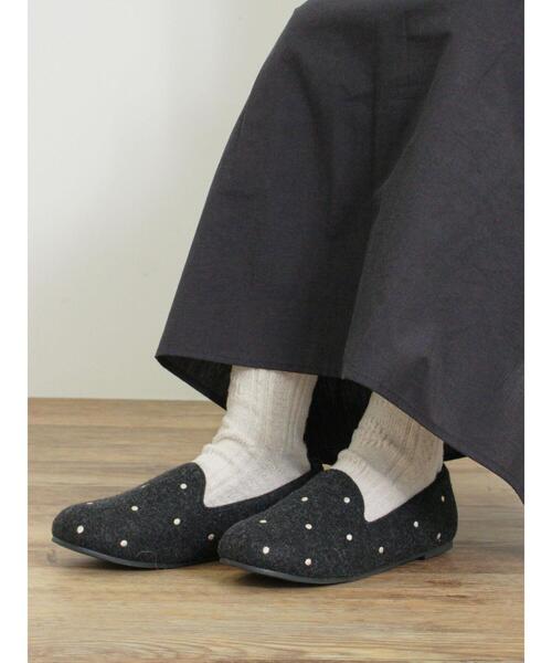 Samansa Mos2(サマンサ モスモス)の「ドット刺繍オペラシューズ(ドレスシューズ・レディース・ベージュ/チャコールグレー・L/M)」の4枚目の写真