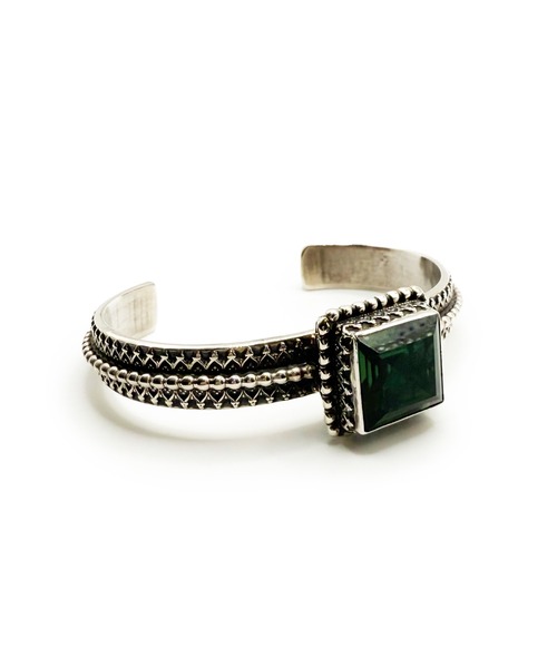 Indian Jewelry(インディアンジュエリー)の「THEATER シアター センタースクエアジルコニアストーンシルバーバングル Made in USA(バングル/リストバンド・メンズ・エメラルド/ライトブルー・FREE)」の2枚目の写真