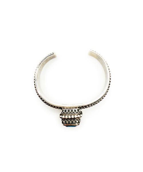 Indian Jewelry(インディアンジュエリー)の「THEATER シアター センタースクエアジルコニアストーンシルバーバングル Made in USA(バングル/リストバンド・メンズ・エメラルド/ライトブルー・FREE)」の7枚目の写真